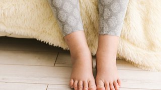 5 ways to manage swollen legs and feet during pregnancy - Featured image